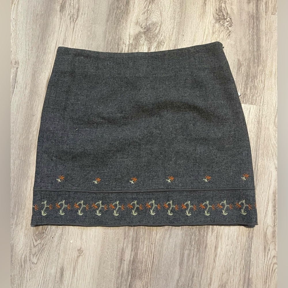 American Eagle charcoal grey 100% wool mini skirt with floral accents size 8